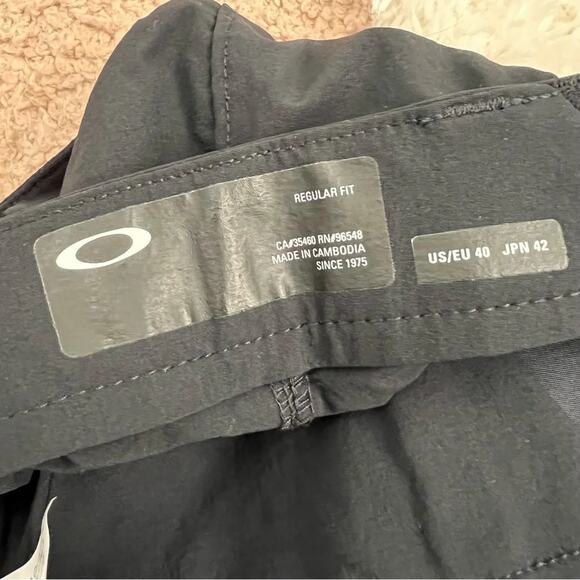 Oakley Black Regular Fit Shorts Size 40 - Picture 3 of 6
